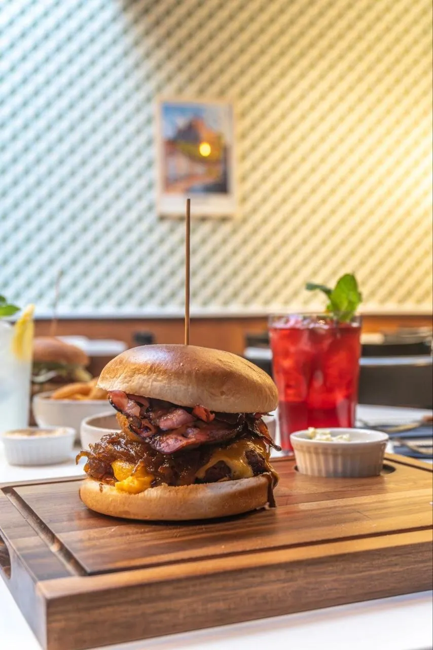 Burger aux oignons caramélisés