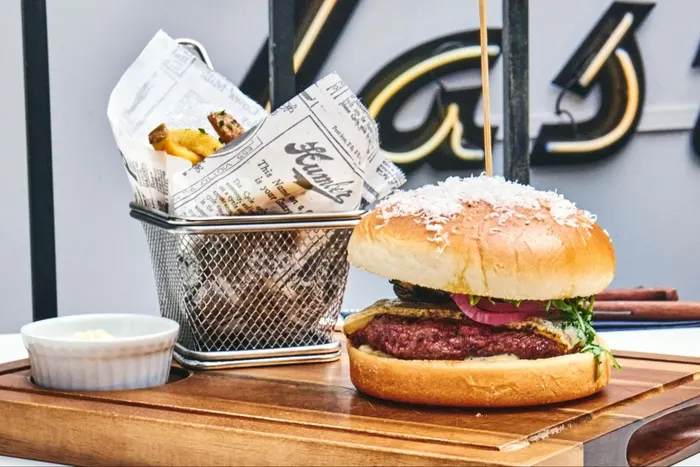 Burger au parmesan et frites fraîches maison