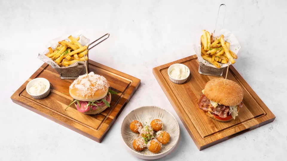 Deux burgers gourmands, frites et croquettes au fromage