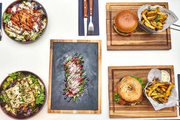 Burgers, salades et tagliata sur la table