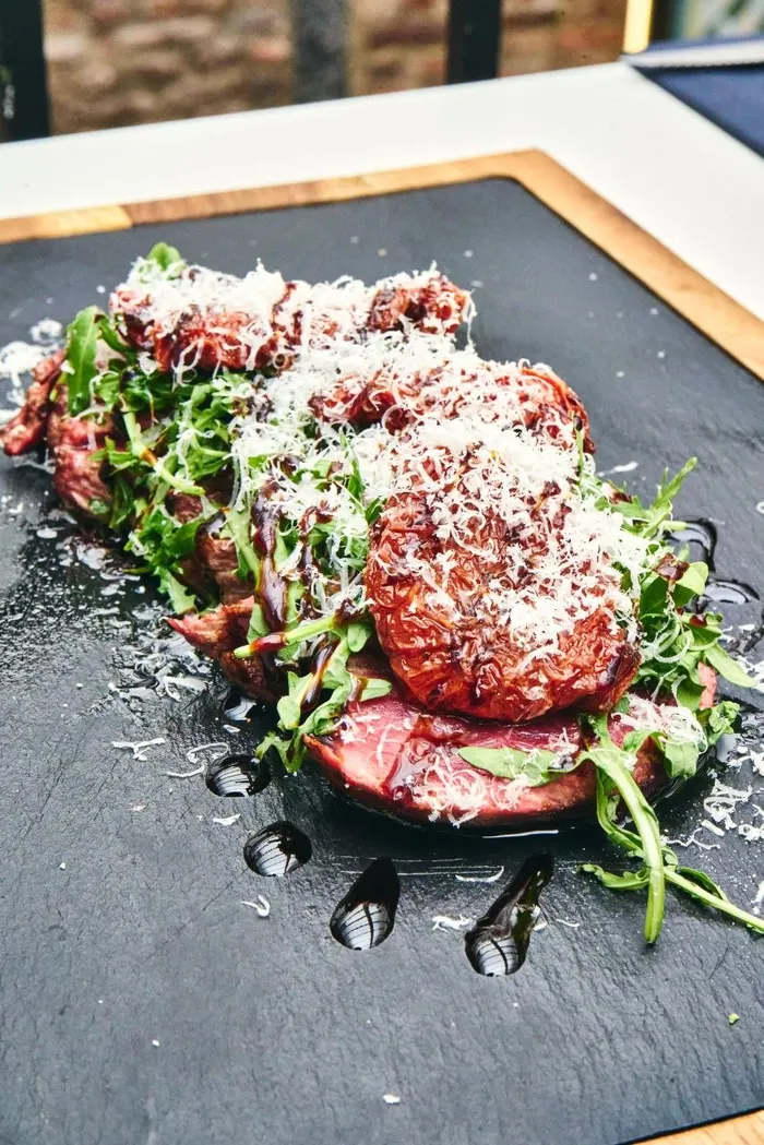 Tagliata de bœuf, roquette, tomates confites et parmesan