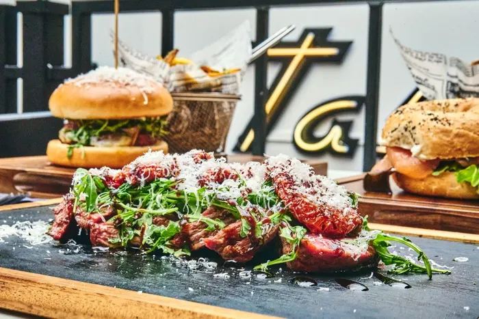 Tagliata et burgers devant l’enseigne Tasty