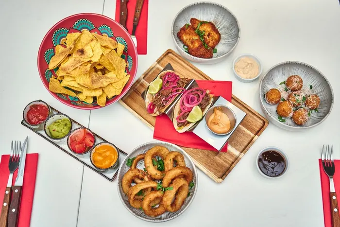 Nachos, tacos, onion rings et croquettes à partager